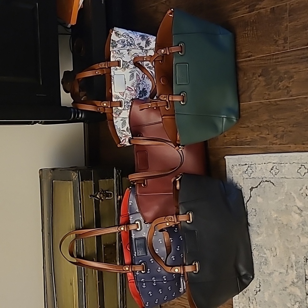 New condition vegan totes with attached coin purses and addtl matching bags - Picture 12 of 14